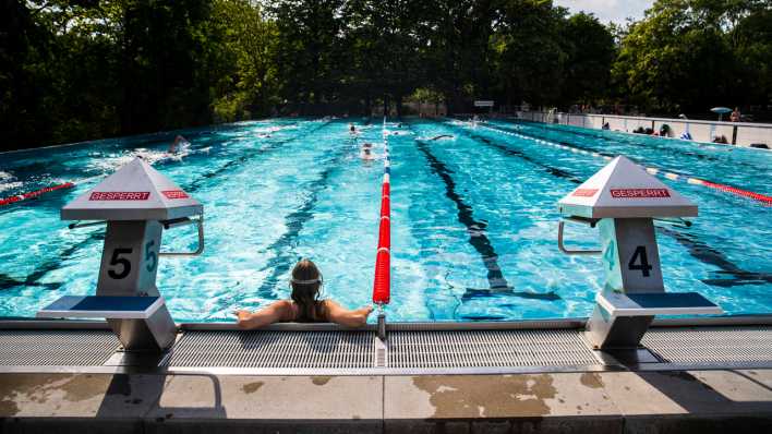 Besucher im Freibad Kreuzberg in Berlin