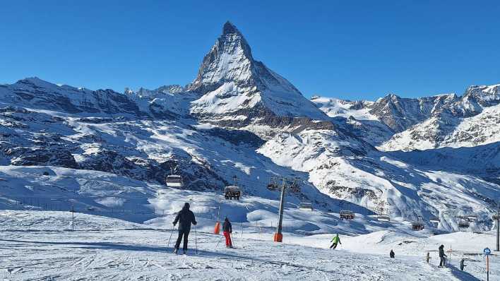 Skifahrer in den Alpel, im Hintergrund ist das Matterhorn zu sehen (Foto: imago images / Eibner)