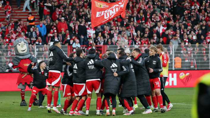 Unionmannschaft feiert Sieg vor den Fans