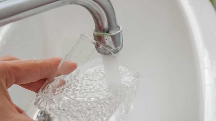 Trinkwasser aus dem Wasserhahn