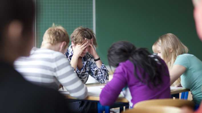 Erschöpfte Lehrerin während des Unterrichts