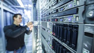 Ein Mitarbeiter posiert Rechenzentrum der Telekom Tochter T-Systems