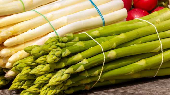Grüner und weißer Spargel