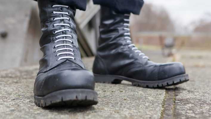 Springerstiefel mit weißen Schnürsenkeln