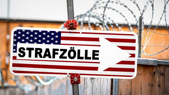 Fotomontage: US-Flagge und "Strafzölle" auf Einbahnstraßenschild