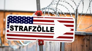 Fotomontage: US-Flagge und "Strafzölle" auf Einbahnstraßenschild