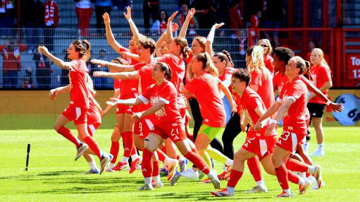 Die Frauenmannschaft von Union feiert den Aufstieg in die Bundesliga