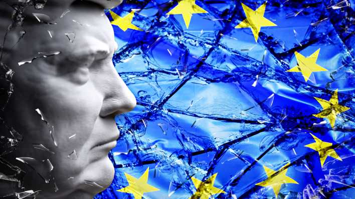 FOTOMONTAGE, Trump-Büste vor EU-Fahne in Scherben