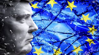 FOTOMONTAGE, Trump-Büste vor EU-Fahne in Scherben