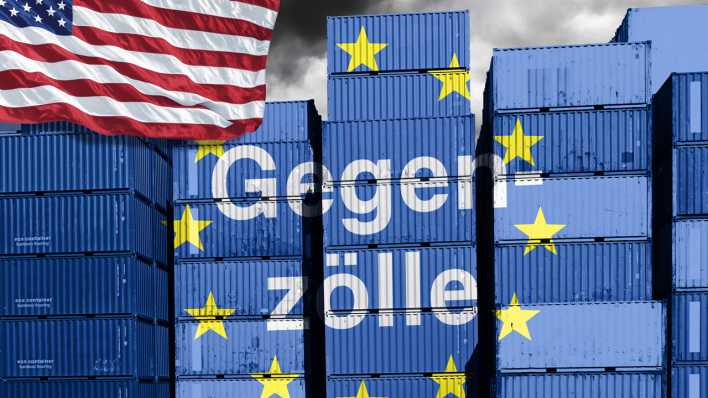 US-Fahne vor gestapelten Containern mit EU-Fahne und Aufschrift Gegenzölle