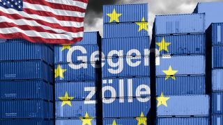 US-Fahne vor gestapelten Containern mit EU-Fahne und Aufschrift Gegenzölle