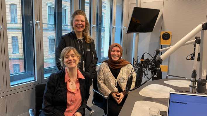 Theologin Kübra Dalkılıç und Schauspielerin Sarah Grether im Gespräch mit Annekathrin Ruhose (Bild: rbb)