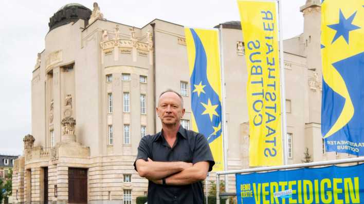 Interimsintendant Hasko Weber vor dem Staatstheater Cottbus.