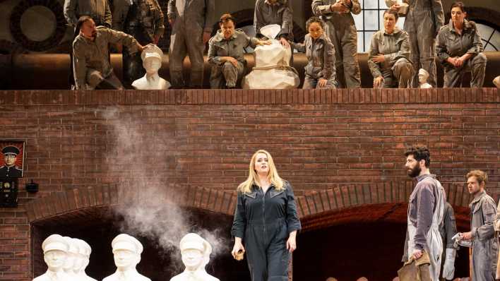 Sopranistin Rachel Willis-Sørensen in einer Szene aus "Norma" an der Staatsoper Berlin