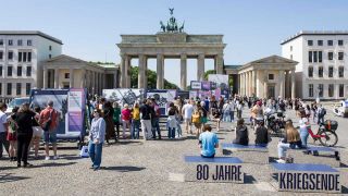 Ausstellung "endlich Frieden?" im Rahmen der Themenwoche "80 Jahre Kriegsende - Befreiung Europas vom Nationalsozialismus" am Pariser Platz (Bild: picture alliance/PIC ONE/Ben Kriemann)
