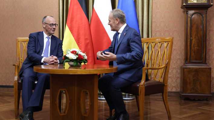Warschau, 7. Mai 2025: Der polnische Ministerpräsident Donald Tusk spricht mit Bundeskanzler Friedrich Merz (CDU) in seinem Büro (Bild: picture alliance/dpa/EPA POOL/Hannibal Hanschke)
