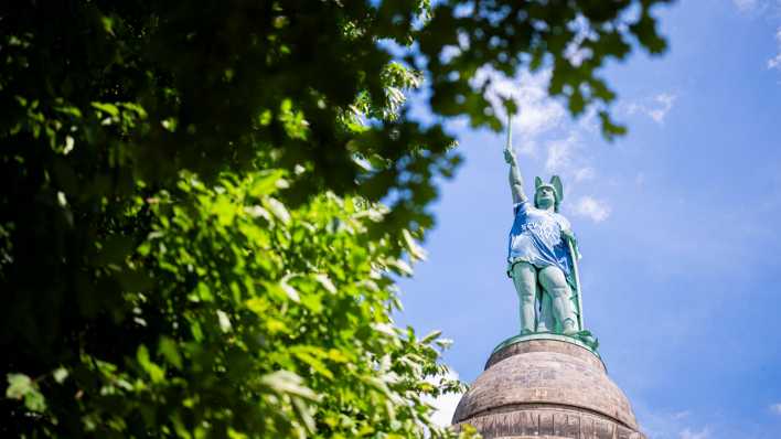 Das Hermannsdenkmal in Detmold trägt ein Trikot des DSC Arminia Bielefeld.