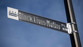 Straßenschild am Black Lives Matter Platz in Washington übermalt