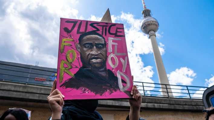 Protestschild fordert Gerechtigkeit für George Floyd