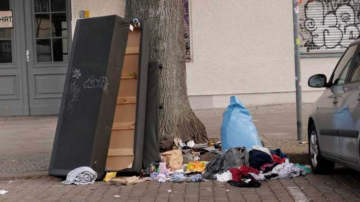 Illegal entsorgter Sperrmüll steht an einer Strasse im Stadtteil Schöneberg.