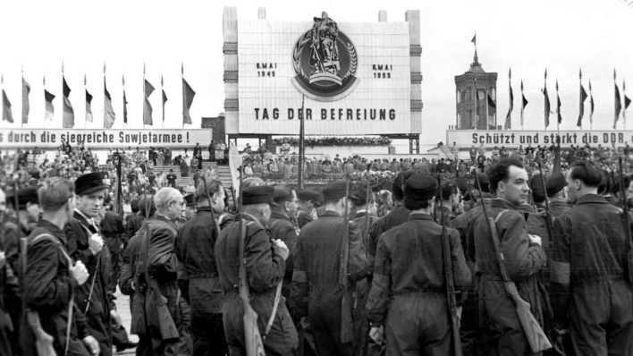 Ost-Berlin, 8. Mai 1955: Demonstration am 10. Jahrestag des Kriegendes auf dem Marx-Engels-Platz, darunter Kampfgruppen der Ostberliner Betriebe mit Kleinkalibergewehren (Bild: picture-alliance/dpa/UPI)