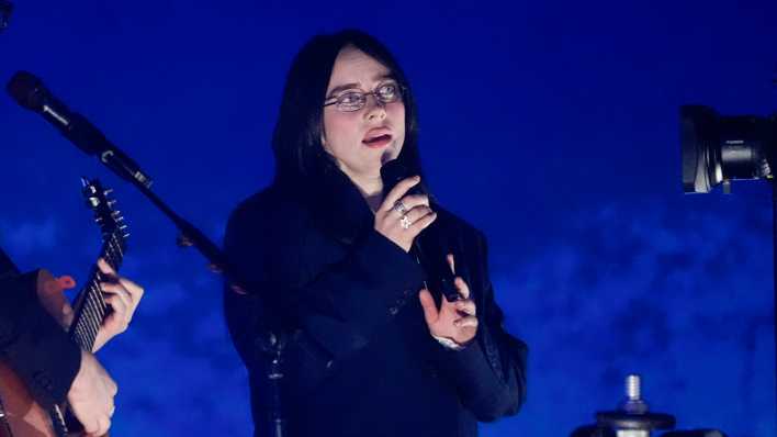 Billie Eilish bei einem Konzert.