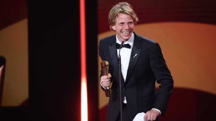Regisseur Tim Fehlbaum auf der Bühne beim Deutschen Filmpreis 2025 in Berlin.
