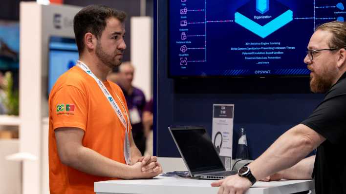 Besucher und Aussteller sprechen miteinander auf dem GITEX Festival 2025, das von der Messe Berlin veranstaltet wird.