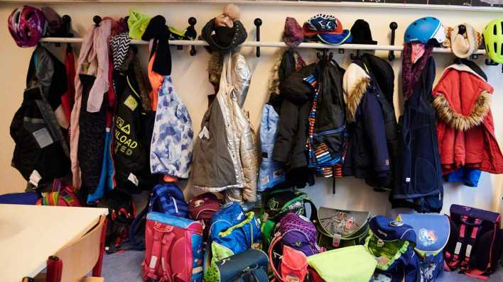 Garderobe in Berliner Grundschule