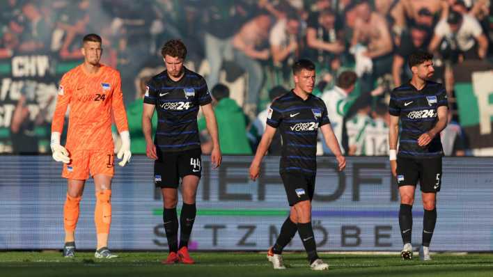 Hertha-Spieler laufen nach einem Gegentreffer enttäuscht über das Spielfeld.