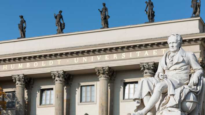 Statue Alexander von Humboldt vor der Humboldt-Universitaet in Berlin (Bild: picture alliance/Caro/Lederbogen)