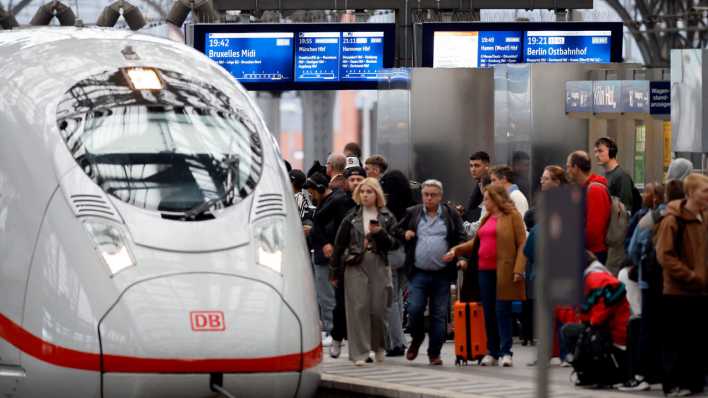 Ein ICE steht am Bahnsteig.