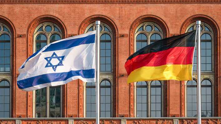 Israelische und Deutsche Flagge vor dem Roten Rathaus in Berlin