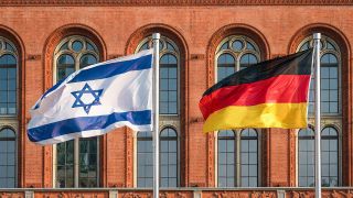 Israelische und Deutsche Flagge vor dem Roten Rathaus in Berlin