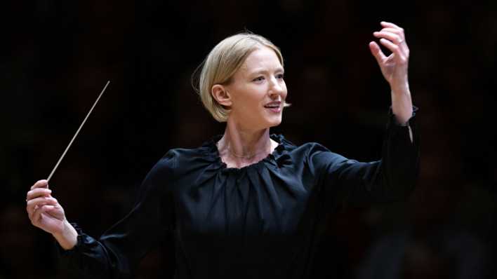 Joana Mallwitz, Chefdirigentin des Konzerthausorchesters Berlin, bei einem Auftritt (Bild: picture alliance/dpa/Hannes P.Albert)