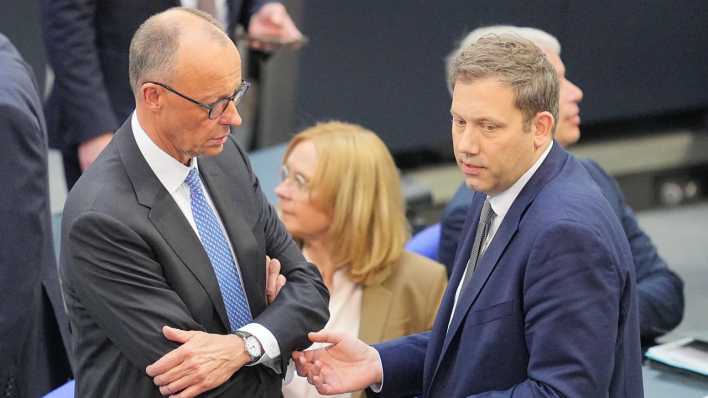 Merz und Klingbeil unterhalten sich bei der Kanzlerwahl.