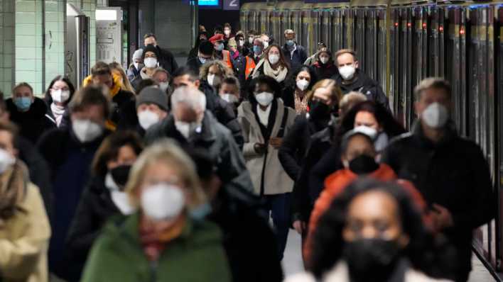 Menschen mit Masken in einer S-Bahn-Station in Berlin.