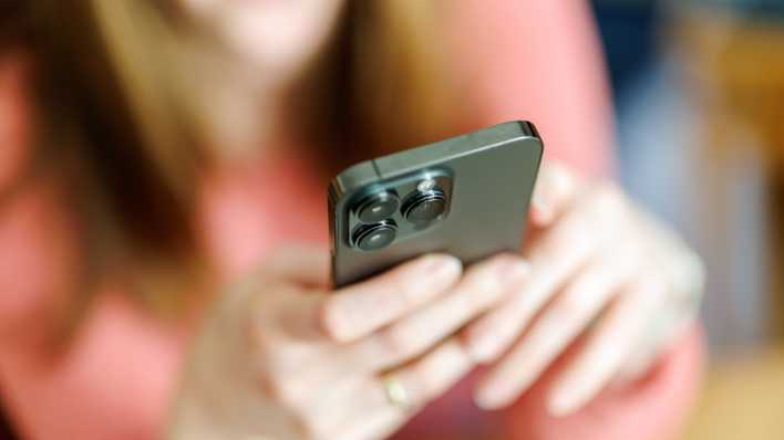 Eine junge Frau benutzt ein Smartphone.