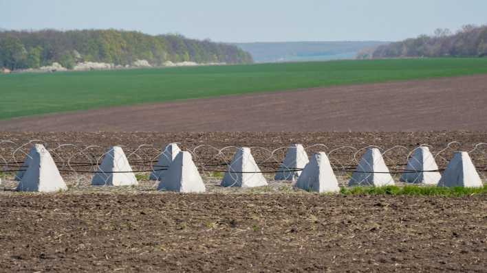 Eine ukrainische Defensivlinie aus Betonblöcken und Stacheldraht.