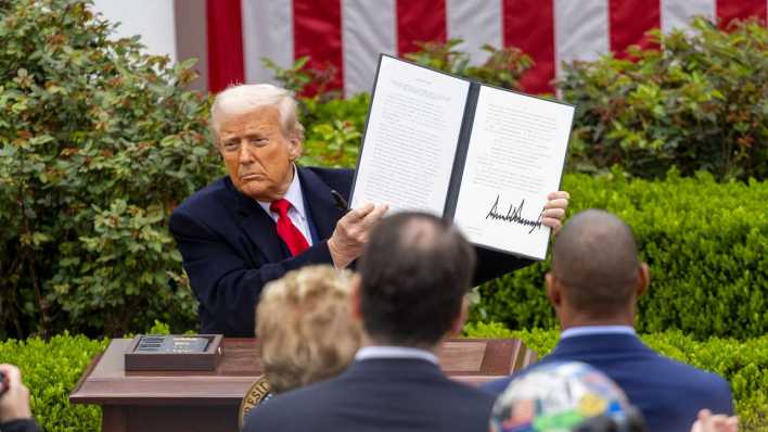 US-Präsident Trump zeigt Executive Order zur Zoll-Regelung