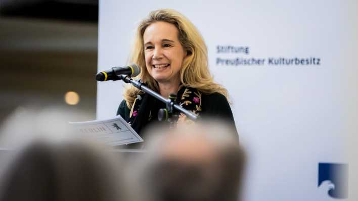 Sarah Wedl-Wilson spricht bei einer Veranstaltung.