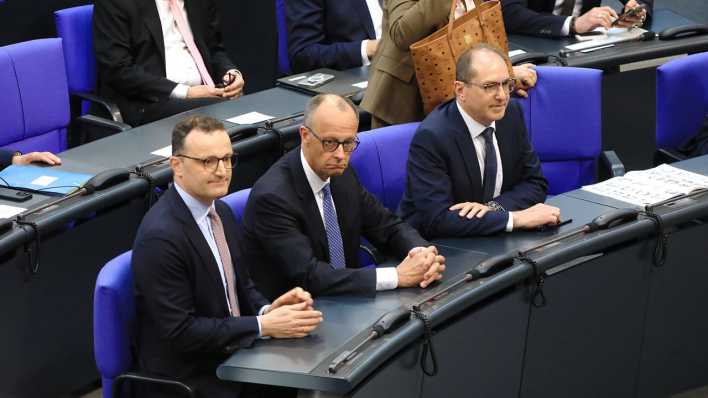 Jens Spahn (CDU), Friedrich Merz (CDU) und Alexander Dobrindt (CSU) in der 2. Sitzung des 21. Deutschen Bundestages mit der Wahl des neuen Bundeskanzlers im Reichstagsgebäude.