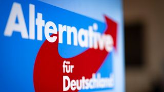 Aufsteller mit dem Schriftzug "Alternative für Deutschland" und dem Logo der AfD (Bild: picture alliance/dpa/Christoph Reichwein)