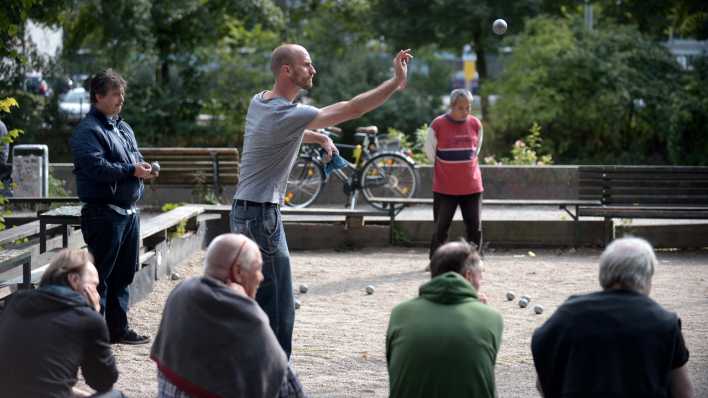 Boule-Spieler in Berlin-Kreuzberg (Bild: picture alliance / Caro / Waechter)