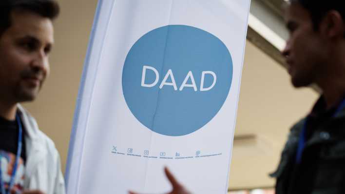 Eine Fahne vom DAAD aufgenommen bei einem Treffen Internationaler Studierenden.