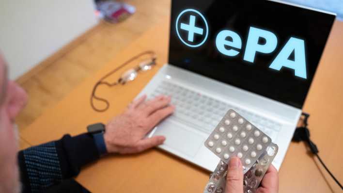 Ein Senior nutzt einen Laptop, um auf seine elektronische Patientenakte (EPA) zuzugreifen.