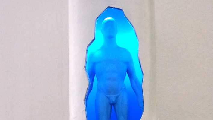 Modell eines Cryostase-Behälters mit einer Puppe darin