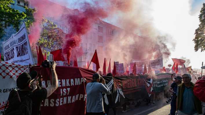Pyrotechnik wird gezündet bei der "Revolutionären 1. Mai Demonstration" in Berlin (Bild: picture alliance/Sipa USA/PRESSCOV)