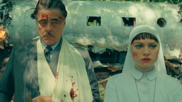 enicio Del Toro als Zsa-Zsa Korda und Mia Threapleton as Liesl in einer Szene des Films "Der phönizische Meisterstreich".