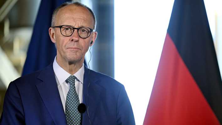 Bundeskanzler Friedrich Merz (CDU) reagiert während seiner gemeinsamen Pressekonferenz mit dem finnischen Ministerpräsidenten Orpo in Turku
